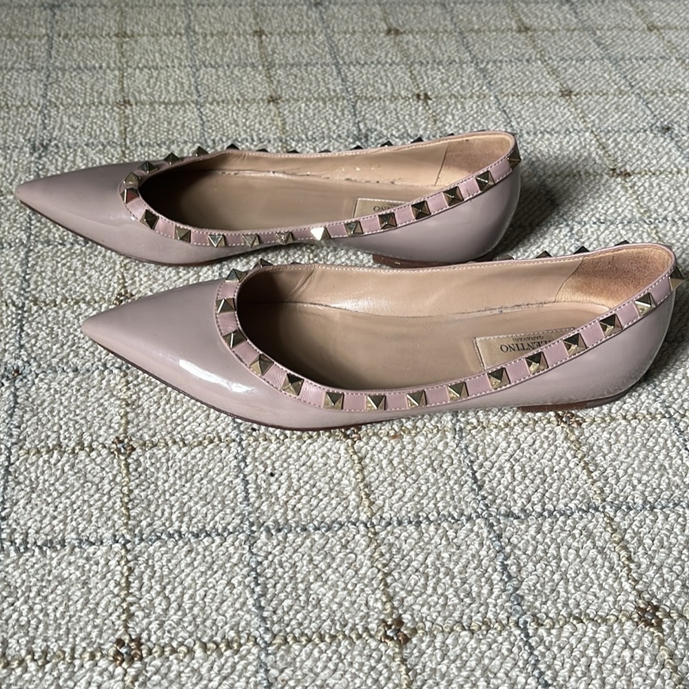 Valentino Patent Rockstud Flat - Picture 2 of 5